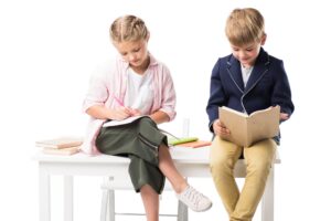 Niños pequeños estudiando socializan los niños