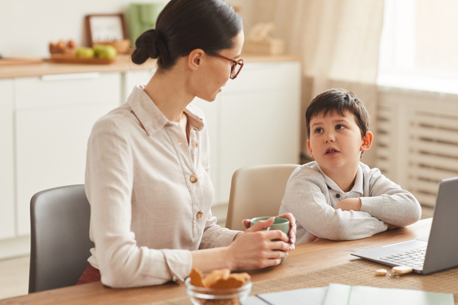 Madre acompañando el estudio de su hijo en casa