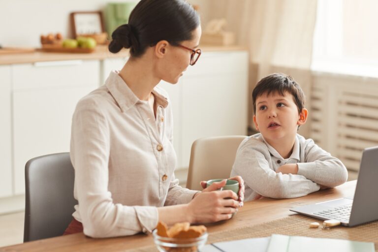 Madre acompañando el estudio de su hijo en casa